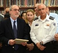 כשגרוניס פגש אסירים בכלא איילון