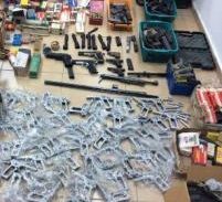 מצבור נשק נחשף בחנות סלולר בפתח תקווה