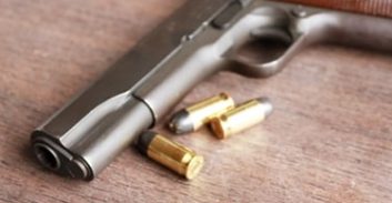 המרדף, האקדח ותרגיל החקירה