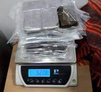 ממציא פטנט עולמי לאיסוף צואת כלבים נעצר עם 5 ק"ג חשיש בנתב"ג