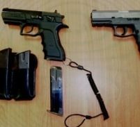 אישום: הבן החזיק אקדחים טעונים באופנוע, אמו שיבשה את החקירה