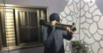 טיל לאו במתחם של משפחת פשע מג'לג'וליה