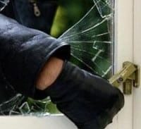 אישום: פרץ לדירה, ונלכד על ידי בעליה