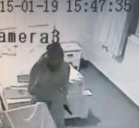 פורץ משתולל עם אקדח פלסטיק