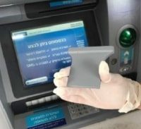 מאסרים ל-6 רומנים שהעתיקו כרטיסי אשראי בכספומטים