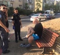 בחזרה לזירת הפשע, עם סכין ארוכה