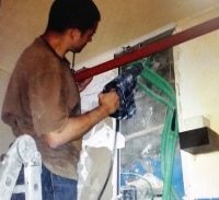 מוחות מאחורי קיר בטון