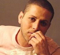 במורד הגרון מתחלקת מועקה