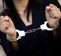 ביקורת על המשטרה: אישה מוכה נעצרה כי הוויזה שלה פקעה