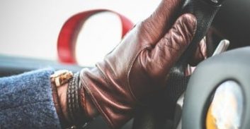 אישום: הוביל רכבים גנובים לשטחים