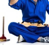 אישום: האינסטלטורים עקצו קשישים והעלימו מס