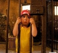 גדולים וחזקים על קטנים וחלשים