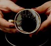 אישום: חטפה קוראת בקפה ושדדה ממנה 1,500 שקל