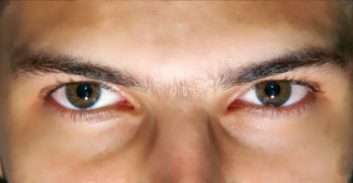 שוטרים עצרו נהג בגלל "עיניים אדומות" מסוטול, השופט החזיר לו את הרישיון