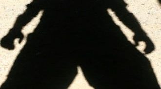 הנאשם חיבק ונישק את המתלונן באמצע העימות: "אני רוצה סולחה"