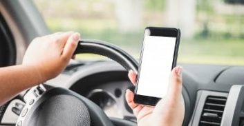 סמארטפון בזמן נהיגה. מה אסור ומה מותר?