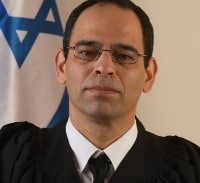 אישום: איים על שופט, שוטרים ותובע משטרתי