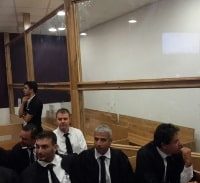 "הנאשמים מוקפים חומות זכוכית כבעלי חיים בהסגר"