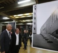 אפור כהה: אדריכלות ציבורית במרחב האורבני