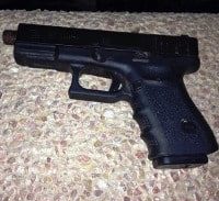 מטען רב עוצמה ואקדח אותרו בשתי זירות בת"א