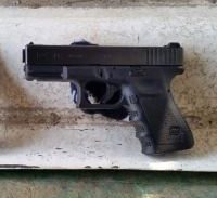 אקדח וכמעט טון סמים נתפסו במתחם בתל אביב