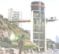 אישום: בני 17 היכו ערבים בחוף נתניה