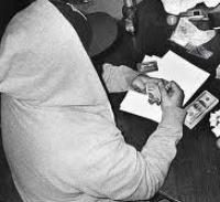 כתב אישום על סחר בסמים נגד עבריין שהרג לפני 20 שנה אמן מוכר