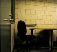 אישום: מעשה מגונה בקטינה בתוך חדר החקירות