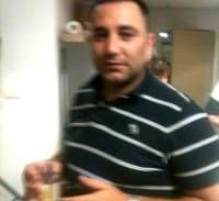 "תנו לו בברכיים"