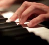 מורה לפסנתר חשוד בבעילת בת 13