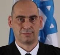 השופט ביקר את ההסדר, אך אישר: עבודות שירות לגבר שהיכה את אשתו