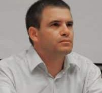 ההרפתקה הפטריוטית של גלעד ארדן, החוויה המתקנת של גל הירש