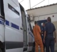 מטרטרים את האסירים שעותרים