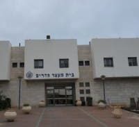 אישום: מפקד האגף ניהל קשר מיני עם אסיר