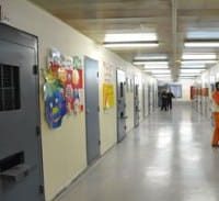 חשד: ניסתה להחדיר סמים באיבר מינה לתוך הכלא