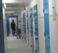 אישום: אסיר עולם שפך שמן רותח על אסיר אחר