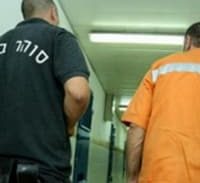 חשד: הסוהר החדיר סמים, האסיר סיפק לו נערות ליווי