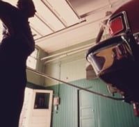 אישום: התחזה ללקוח וגנב כלי רכב ממוסכים