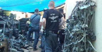 החשד: מוסך פיראטי בחצר