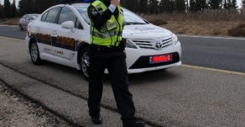 בית משפט שחרר צעיר שהתחזה לאחר בבדיקת רישיונות ונמלט משוטרים