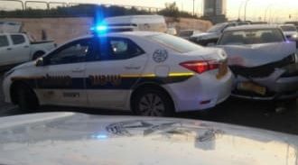 רעננה: נהג התנגש בניידת השיטור המשולב