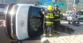 רכב סוואנה של יחידת החבלה התהפך בצומת יגור