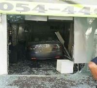 הנהג הקשיש איבד שליטה והתנגש בחנות ברמת גן