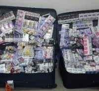 נתב"ג: זוג סטודנטים ניסו להבריח 700 פקטים במזוודות