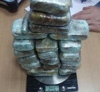 חשיש בתוך כיסי הג'ינסים