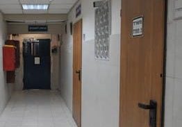 תביעה: נשאר סופ"ש במעצר אחרי שבימ"ש הורה לשחררו