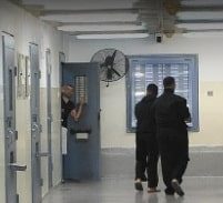 חשד: עצור בכלא אוהלי קידר שפך שמן רותח על עצור אחר