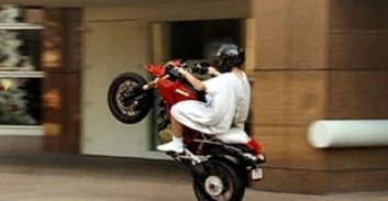 האם המדרכה תחזור להולכי הרגל?