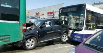 תאונת סנדביץ': הרכב נמחץ בין שני אוטובוסים