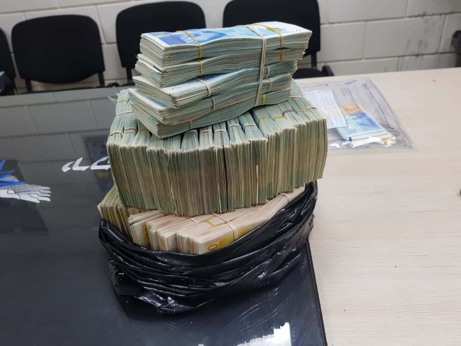 מיליון שקל שטרות - צילום משטרה